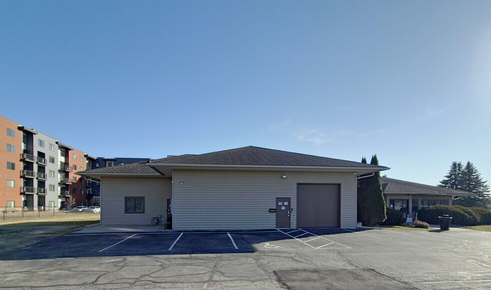3207 Laura Ln, Middleton, WI à louer - Photo du bâtiment - Image 3 de 12