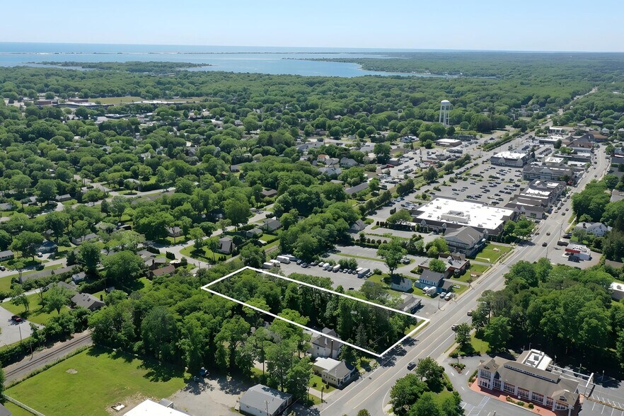 110 E Montauk Hwy, Hampton Bays, NY à vendre - Aérien - Image 2 de 2