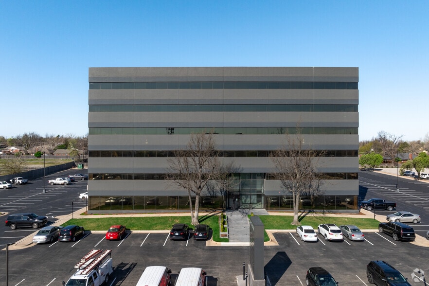 6525 N Meridian Ave, Oklahoma City, OK à louer - Photo du bâtiment - Image 2 de 2
