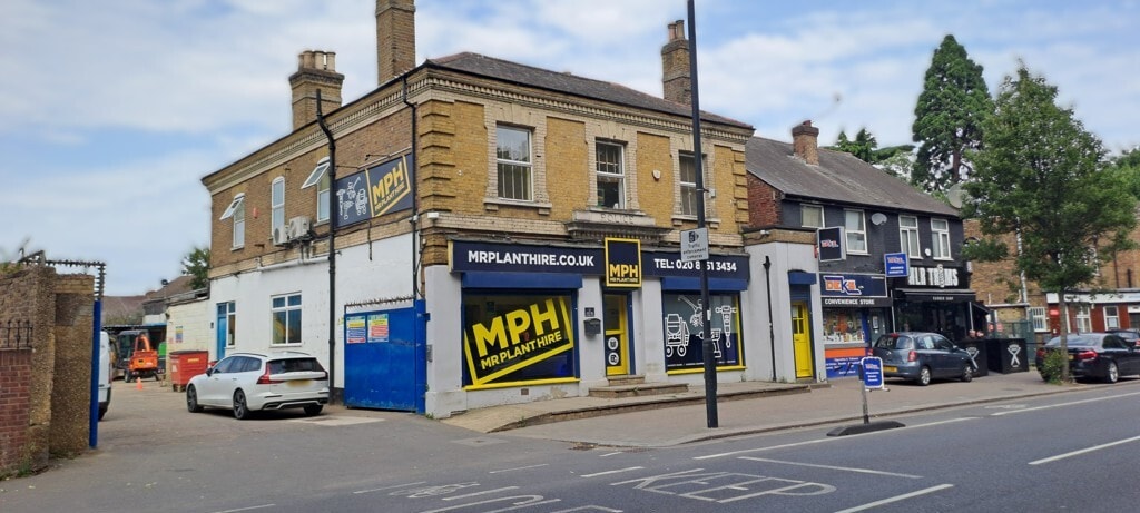 120 Hertford Rd, Enfield for sale Primary Photo- Image 1 of 4