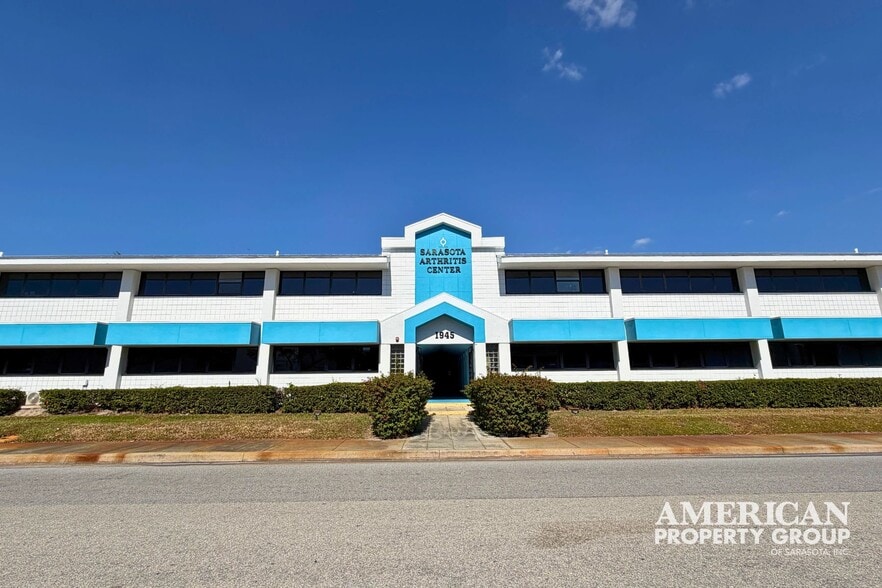 1945 Versailles St, Sarasota, FL for lease - Building Photo - Image 2 of 7