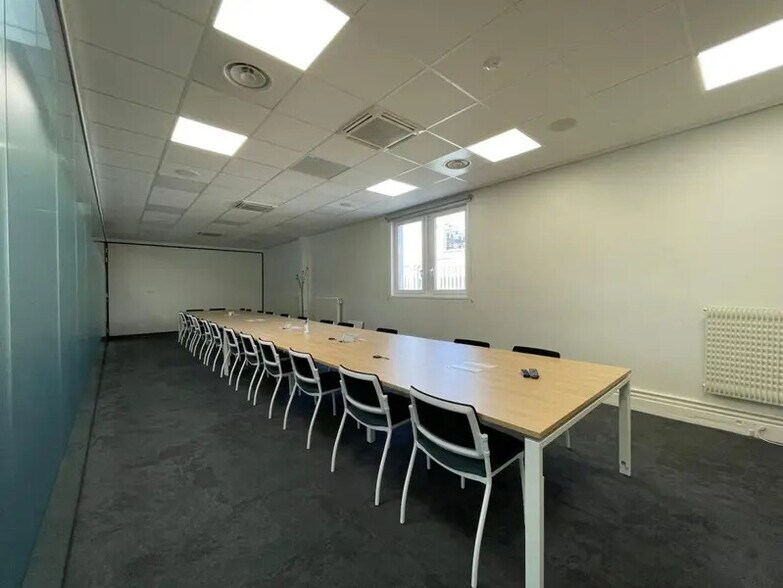 Industrial in Vanves for lease - Interior Photo - Image 2 of 18