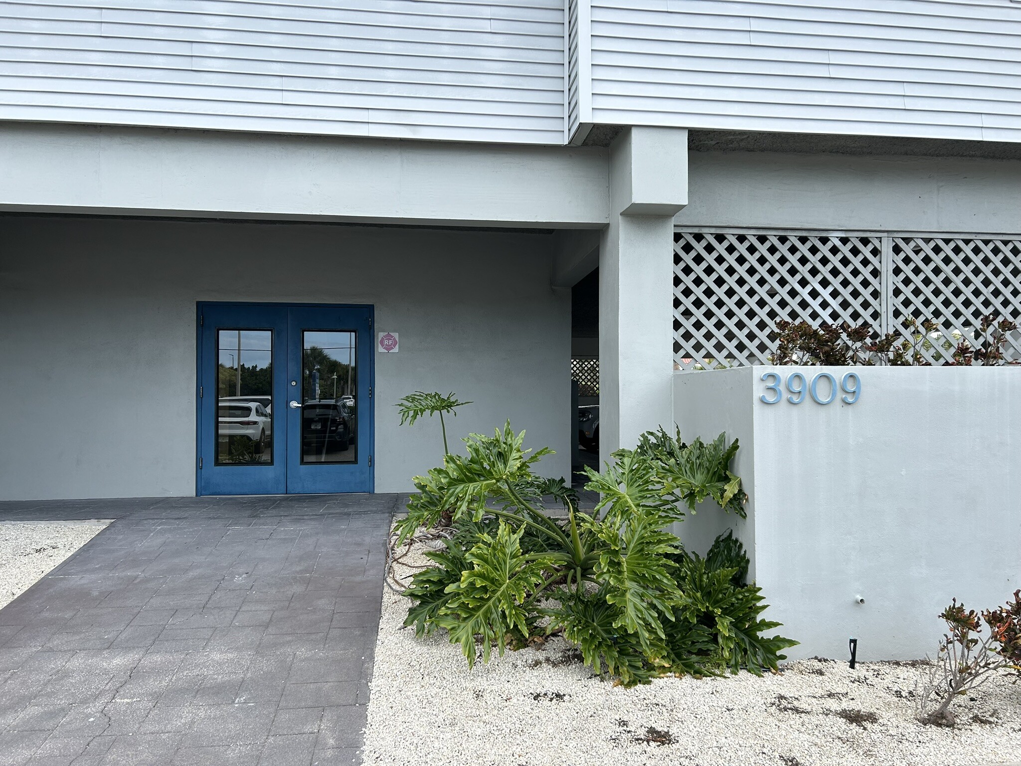 3909 E Bay Dr, Holmes Beach, FL à louer Photo du bâtiment- Image 1 de 22