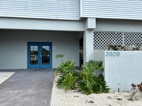 3909 E Bay Dr, Holmes Beach, FL à louer Photo du bâtiment- Image 1 de 22