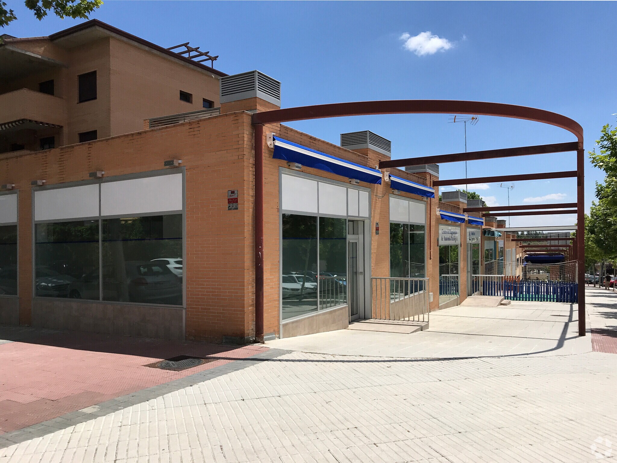Commerce de détail dans Boadilla del Monte, Madrid à louer Photo du bâtiment- Image 1 de 2