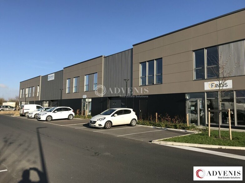 Industrial in Lesquin for lease - Building Photo - Image 1 of 9