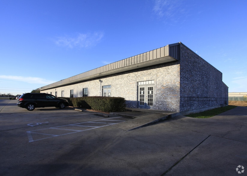 8900 Emmett F Lowry Expy, Texas City, TX for lease - Building Photo - Image 2 of 6