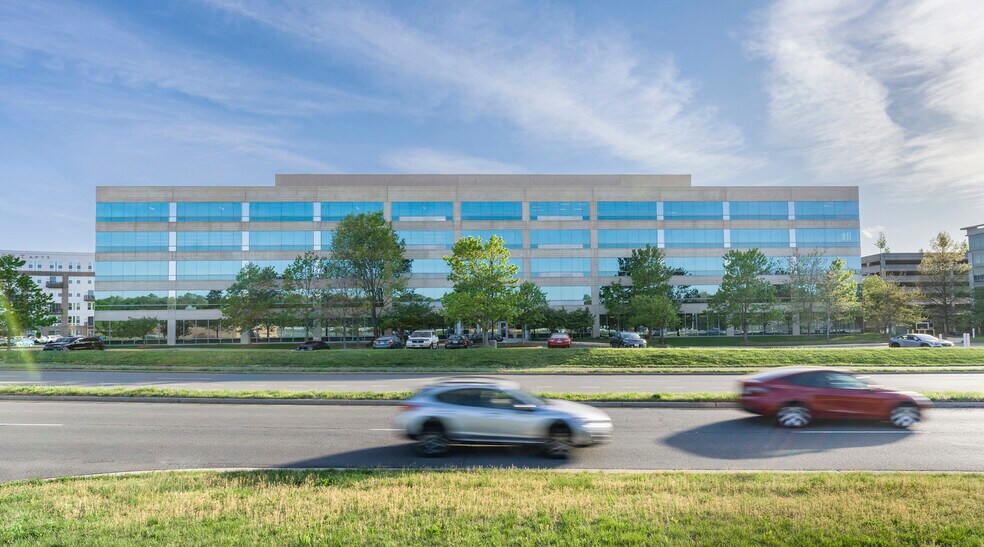 13461 Sunrise Valley Dr, Herndon, VA à louer - Photo du bâtiment - Image 2 de 8