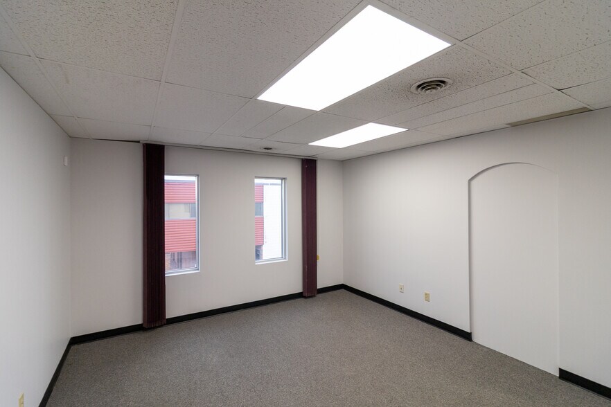 2182 39 Av NE, Calgary, AB for lease - Interior Photo - Image 3 of 10