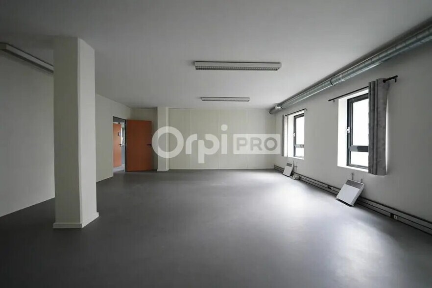 Office in Villeurbanne for lease - Interior Photo - Image 3 of 7