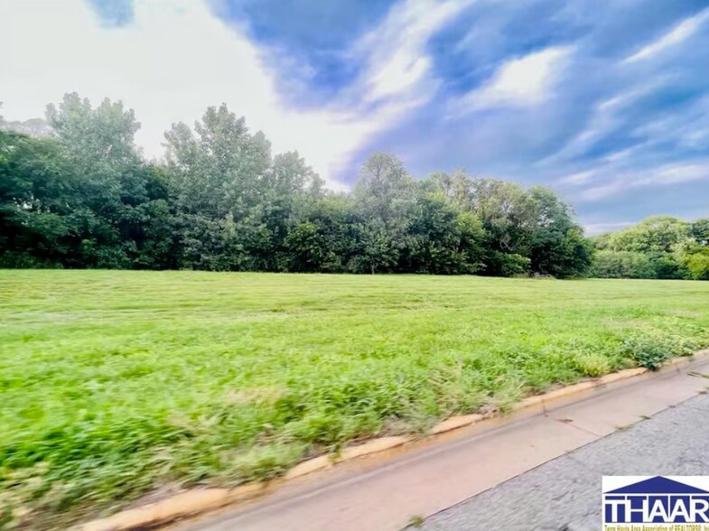 2010 Maple Ave, Terre Haute, IN à vendre - Photo du bâtiment - Image 2 de 3