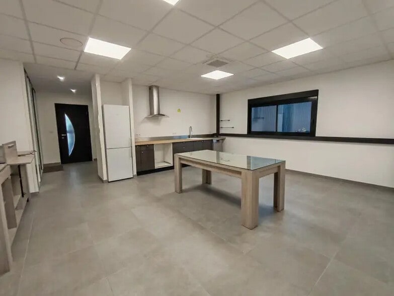 Office in Saint-Bonnet-de-Mure for lease - Interior Photo - Image 3 of 14