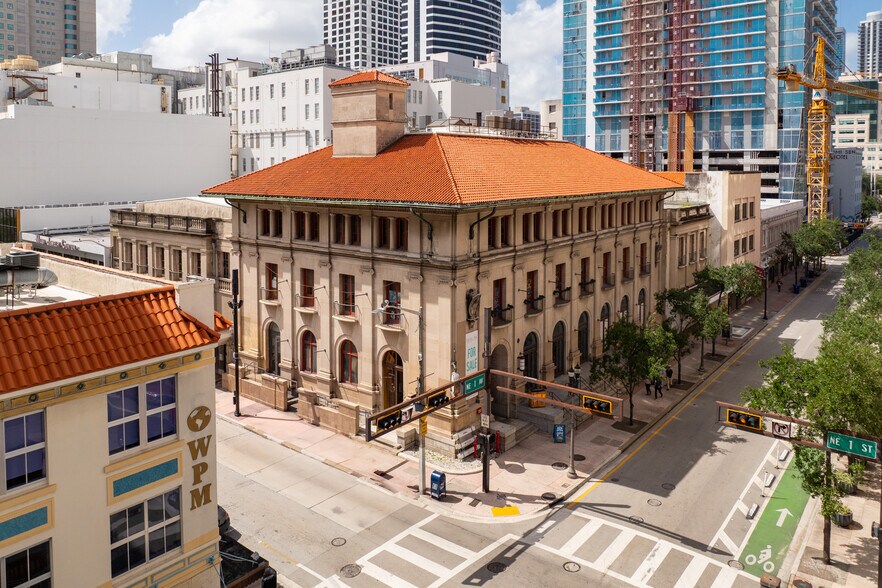 100 NE 1st Ave, Miami, FL à vendre - Vidéo aérienne - Image 2 de 7