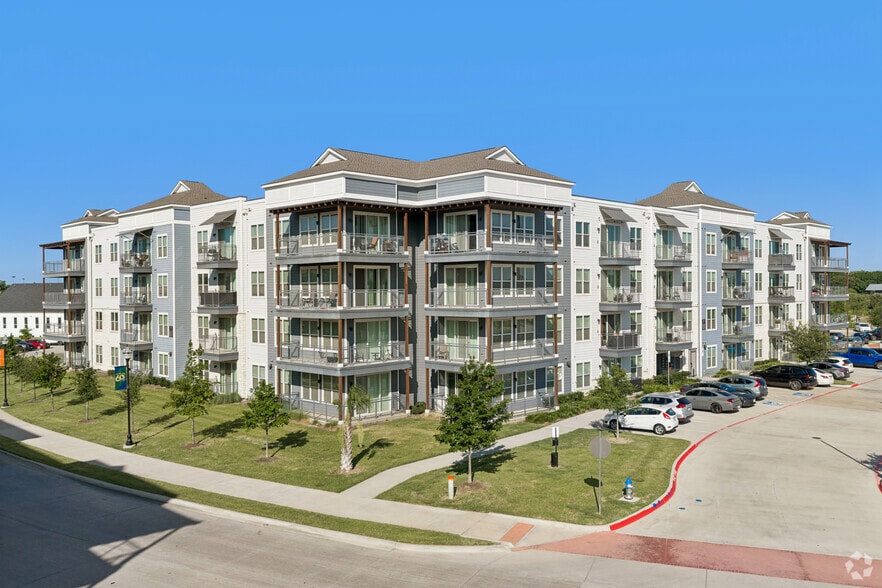300 Lakefront Dr, Little Elm, TX for lease - Primary Photo - Image 1 of 17