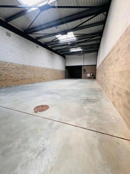 51 Rue Pierre Curie, Plaisir for lease - Interior Photo - Image 2 of 10
