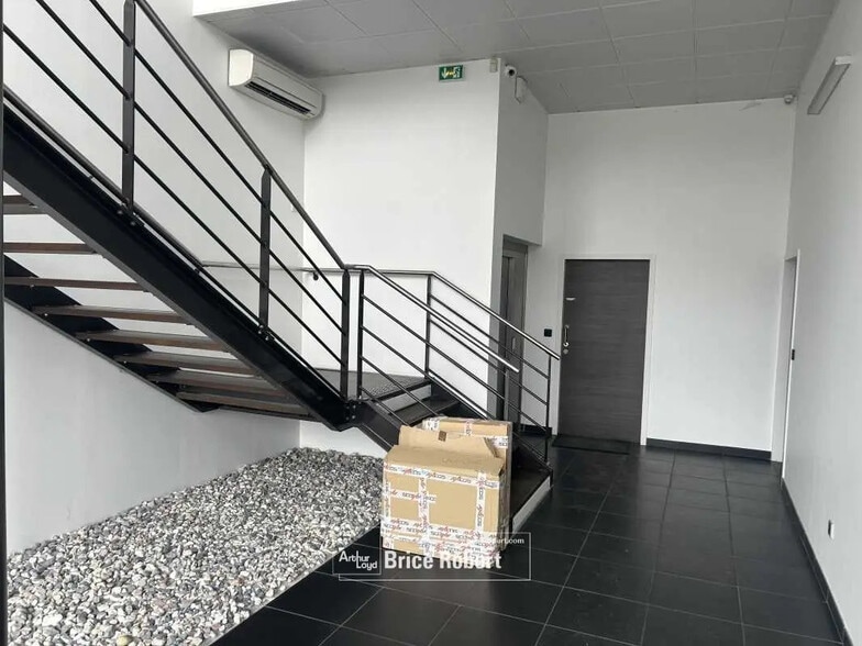 Flex in Champagne-au-Mont-d'Or for sale - Interior Photo - Image 2 of 6