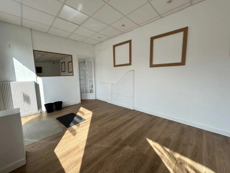 Office in Lyon for lease - Building Photo - Image 2 of 5