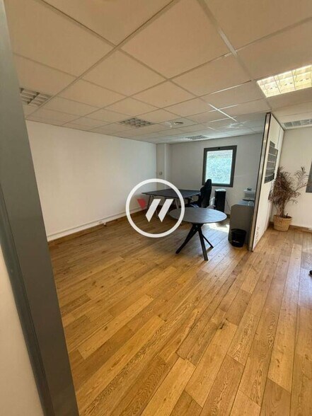 Office in Marseille for lease - Interior Photo - Image 2 of 4