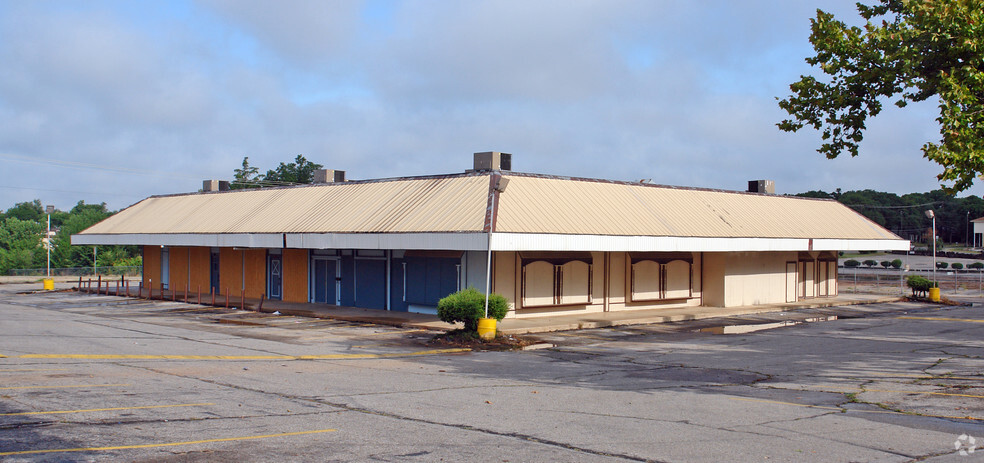 1140-1164 N Macarthur Blvd, Oklahoma City, OK for lease - Building Photo - Image 2 of 4