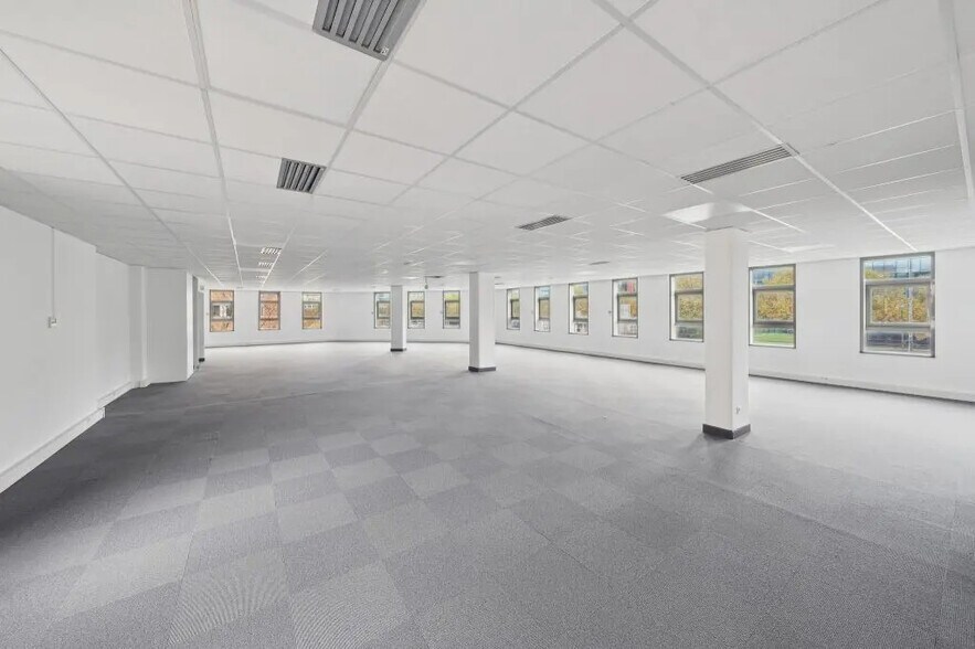 6-8 Rue Eugène Et Armand Peugeot, Rueil-Malmaison à louer - Photo du bâtiment - Image 2 de 11