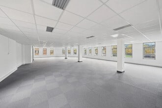 6-8 Rue Eugène Et Armand Peugeot, Rueil-Malmaison for lease Building Photo- Image 2 of 9