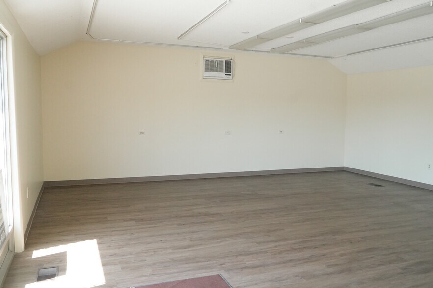 124 E Main Rd, Middletown, RI for lease - Interior Photo - Image 3 of 19
