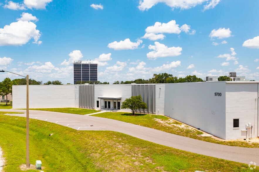 9700-9704 Solar Dr, Tampa, FL for lease - Building Photo - Image 3 of 14