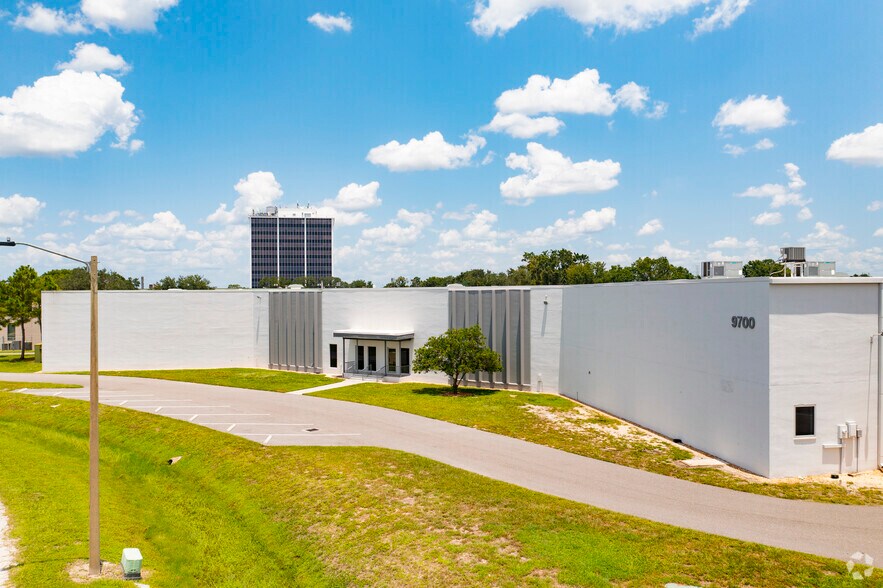 9700-9704 Solar Dr, Tampa, FL à louer - Photo du bâtiment - Image 3 de 14