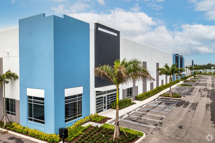 1400 NW 121st Ave, Doral, FL à louer - Photo principale - Image 1 de 2