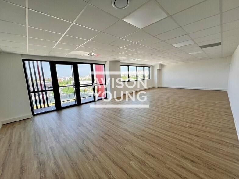 Flex dans Bobigny à louer - Photo du bâtiment - Image 2 de 12