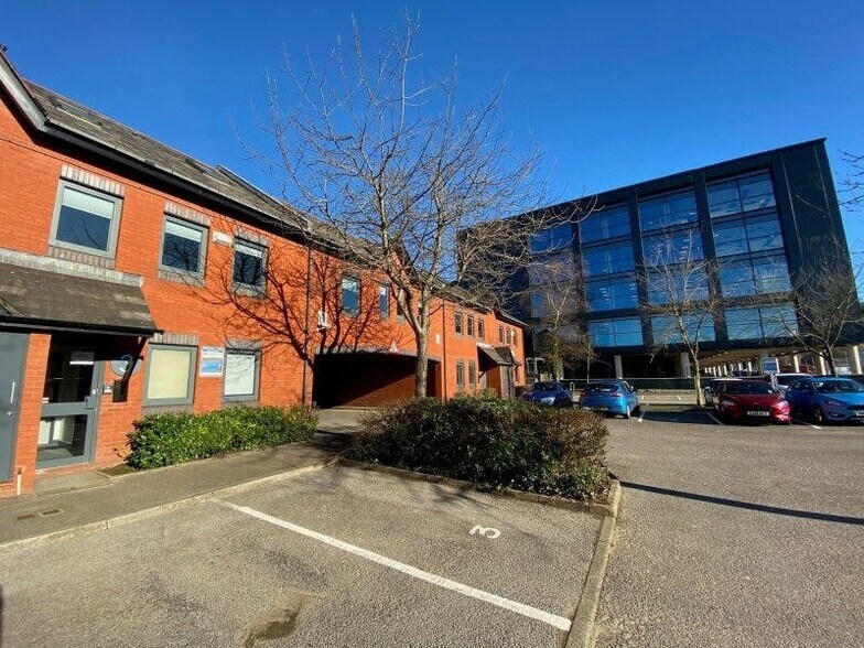 Centre Ct, Pontypridd à louer - Photo du bâtiment - Image 2 de 22