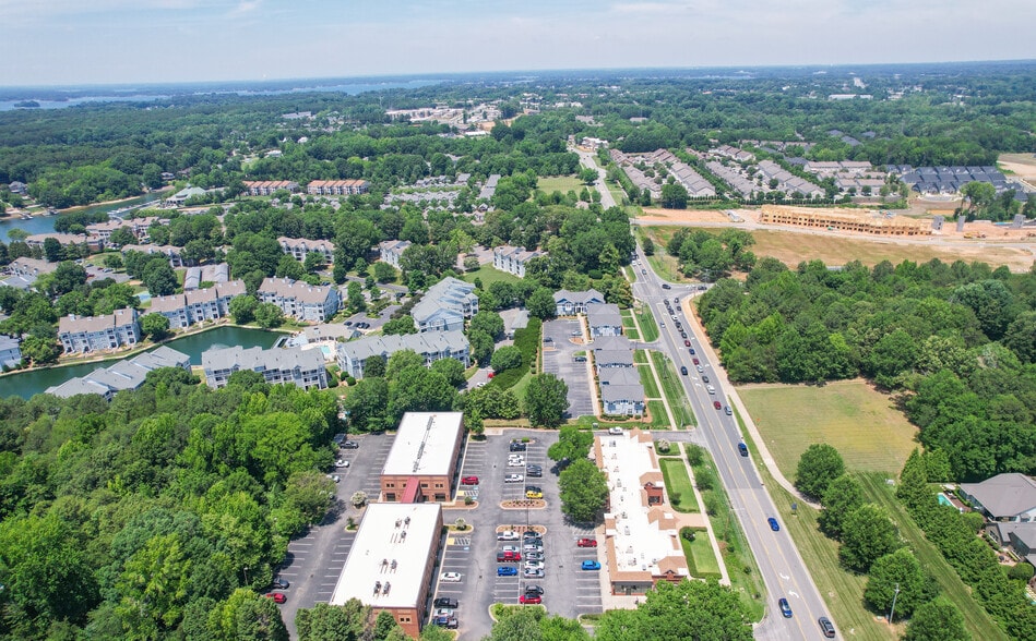 18047 W Catawba Ave, Cornelius, NC for lease - Building Photo - Image 3 of 6