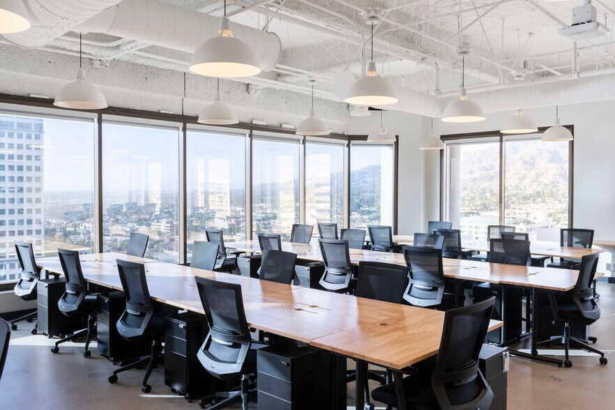 611 N Brand Blvd, Glendale, CA for lease - Interior Photo - Image 2 of 11