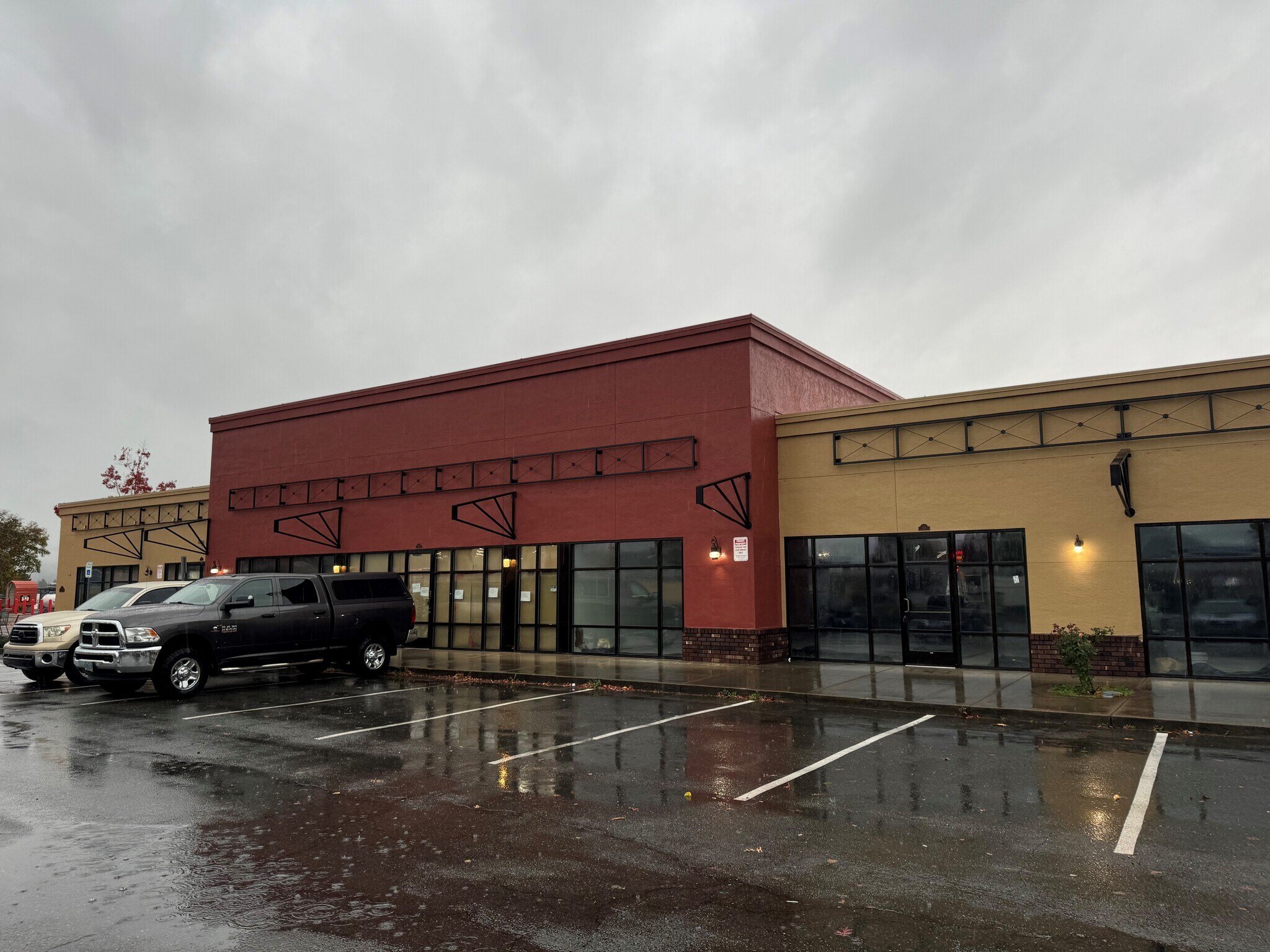 144 NE Terry Ln, Grants Pass, OR for lease Building Photo- Image 1 of 3