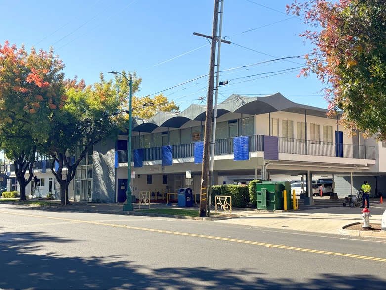 930 Alhambra Blvd, Sacramento, CA for lease - Building Photo - Image 2 of 11