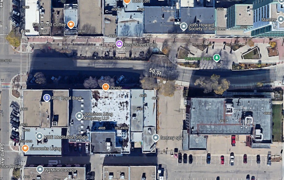 4929 50 St, Red Deer, AB à vendre - Photo du bâtiment - Image 2 de 3
