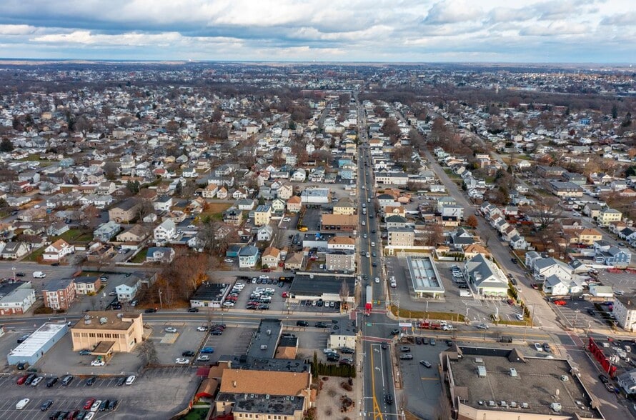 1099 Charles St, North Providence, RI à vendre - Photo du bâtiment - Image 2 de 4