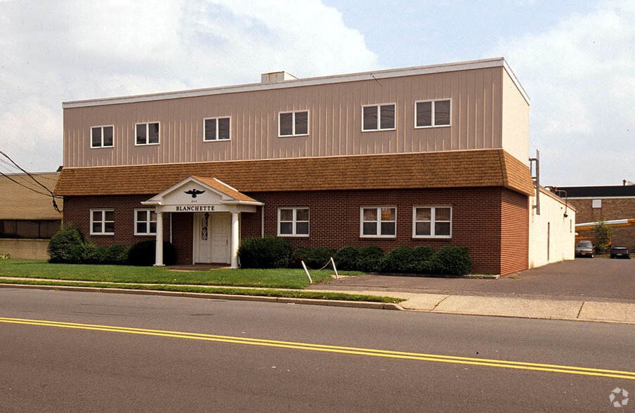 845 Bloomfield Ave, Clifton, NJ à louer - Photo du bâtiment - Image 2 de 18
