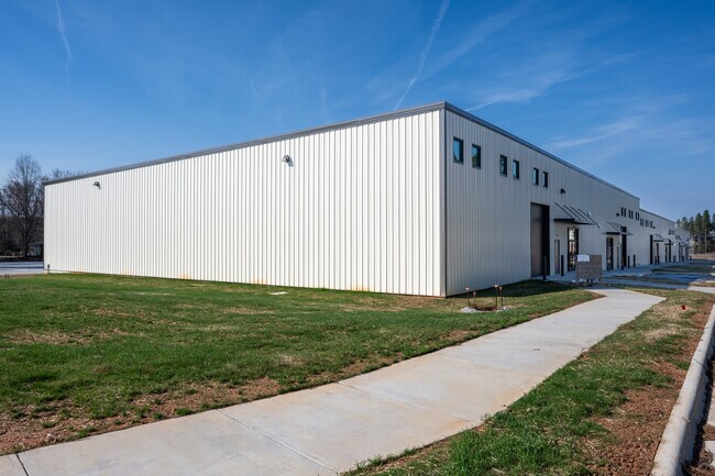 Plus de détails pour 717 Brigham Rd, Greensboro, NC - Local d'activités à louer