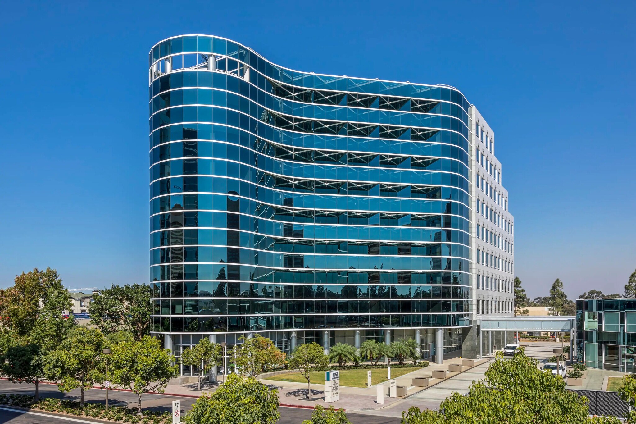 4270 Executive Sq, La Jolla, CA à louer Photo du bâtiment- Image 1 de 5