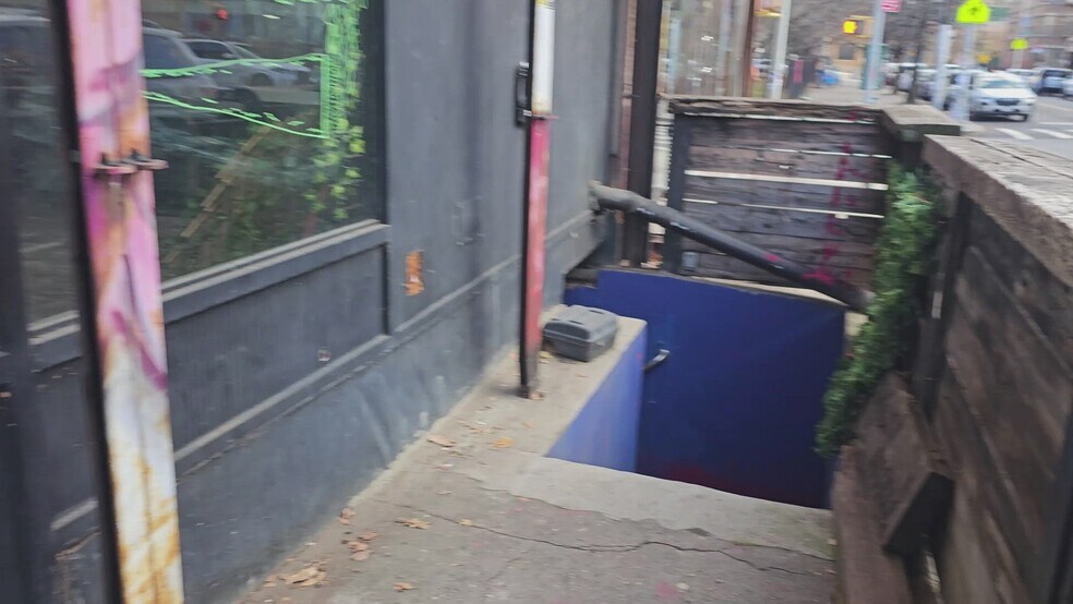 637 Wilson Ave, Brooklyn, NY à louer - Vidéo sur l’inscription commerciale - Image 2 de 5