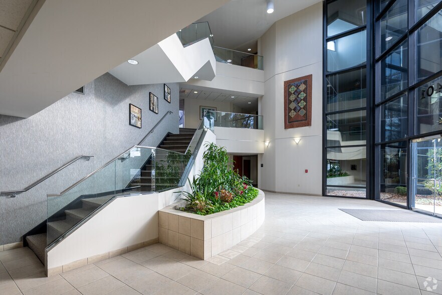 10401 Linn Station Rd, Louisville, KY à louer - Hall d’entrée - Image 3 de 25