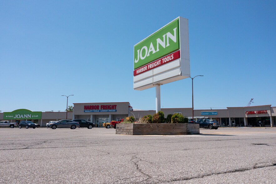 2520-2630 Eastbrook Plz, Columbus, IN à louer - Photo du bâtiment - Image 2 de 3