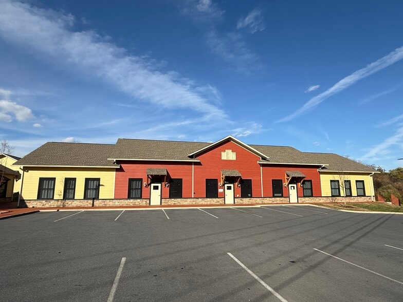 520 Lew Dewitt Blvd, Waynesboro, VA for lease - Building Photo - Image 1 of 14