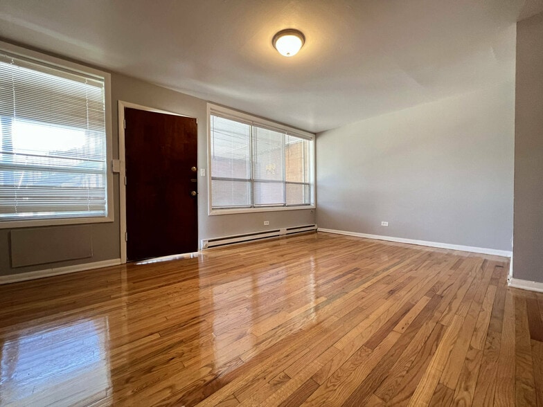 1901 W Pryor Ave, Chicago, IL for sale - Building Photo - Image 3 of 5