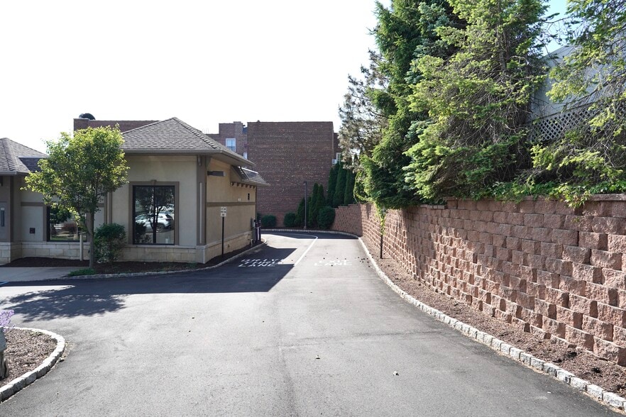 725 Bloomfield Ave, Verona, NJ for sale - Building Photo - Image 2 of 11