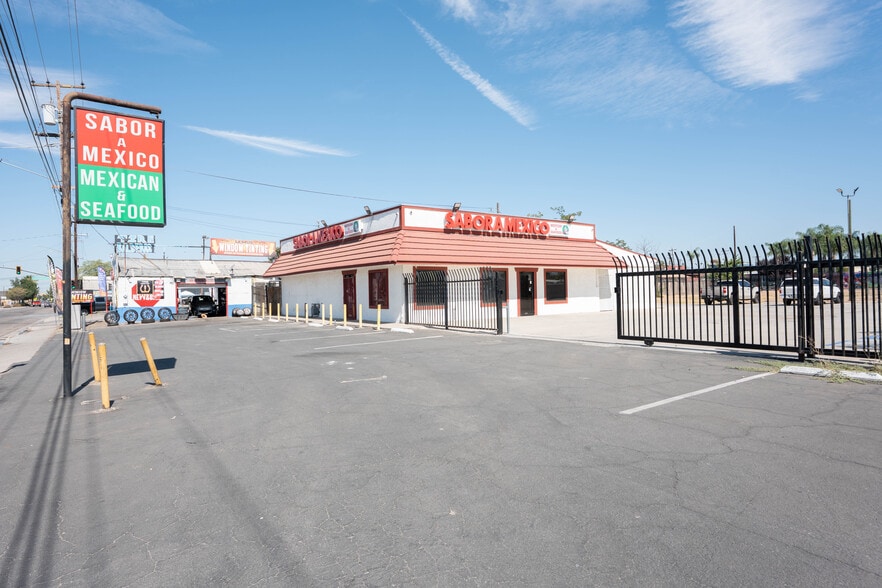 2112 E California Ave, Bakersfield, CA à vendre - Photo du bâtiment - Image 2 de 48