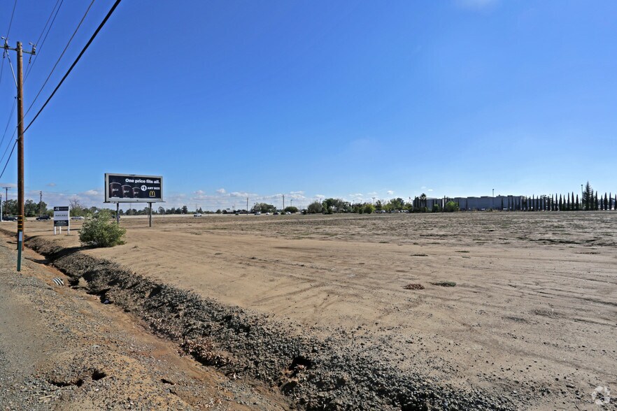 8848 Florin Rd, Sacramento, CA à vendre - Photo du bâtiment - Image 2 de 3