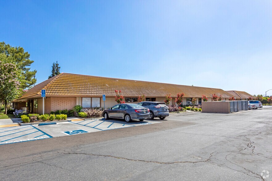 255 W Bullard Ave, Clovis, CA à louer - Photo du bâtiment - Image 2 de 2