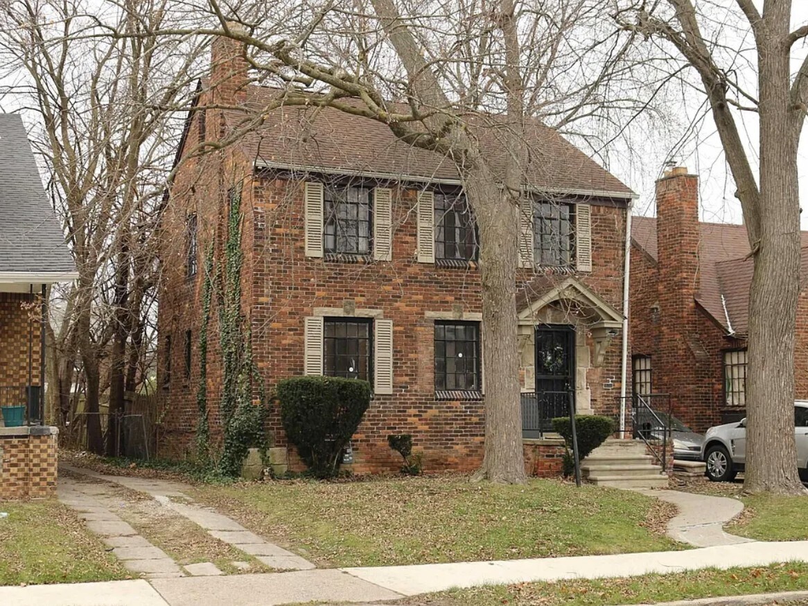 3 Tudor Houses in Morningside, Detroit portefeuille de 3 propriétés à vendre sur LoopNet.ca Photo principale- Image 1 de 4